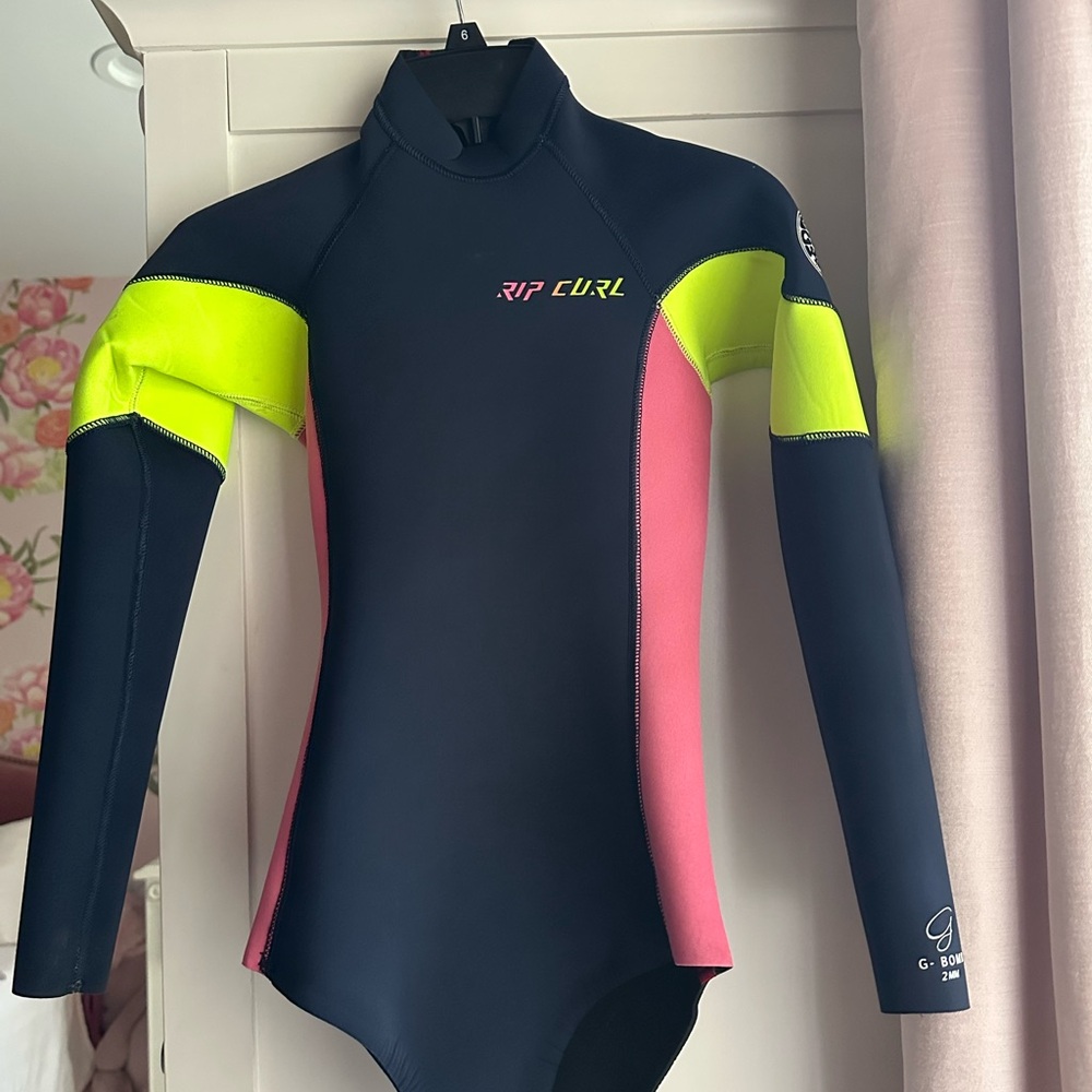 Rip Curl Women's wetsuit 2 mil - Navy, Pink, and Yellow.  Brand new without tag.